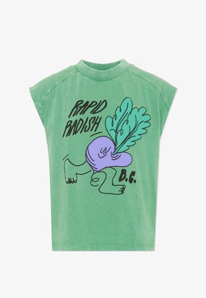 Zelena majica kratkih rukava s crtanim ljubičastim rotkvicom koja ima noge i listove, te tekstom "RAPID RADISH B.C." sprijeda.