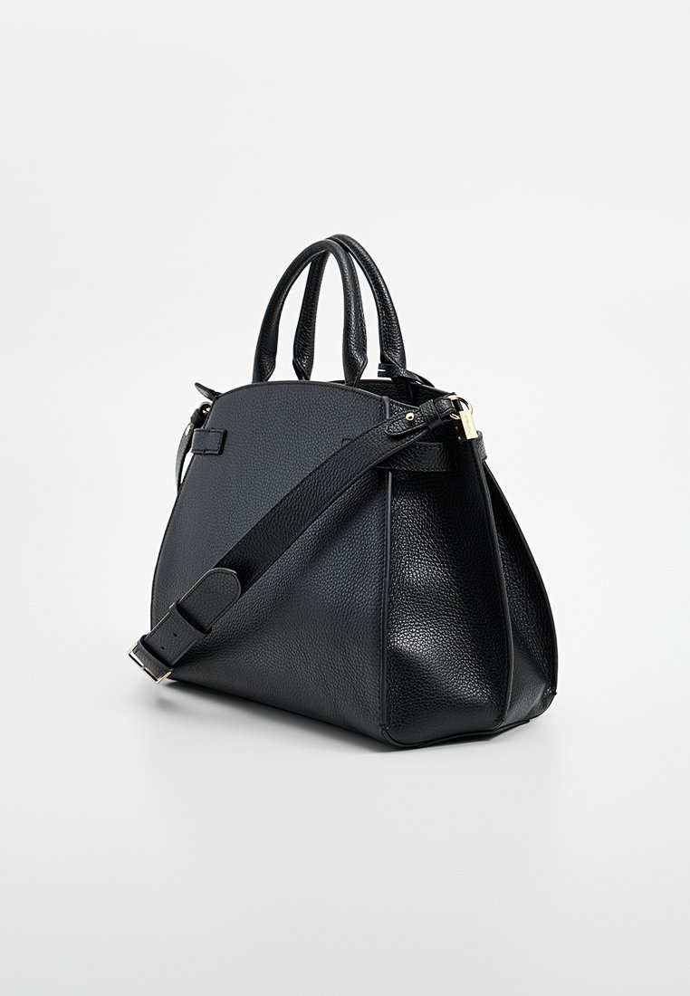 Czarna skórzana torebka o fakturze przypominającej kamyki, z podwójnymi uchwytami i odpinanym paskiem na ramię. Posiada złotą okleinę i ma zorganizowany kształt.