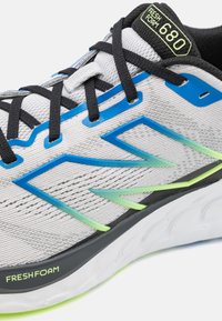 New Balance FRESH FOAM 680 V8 - Løbesko til landevejen - grey matter