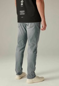 Next MOTION FLEX STRETCH - Prigludę džinsai - mottled light grey