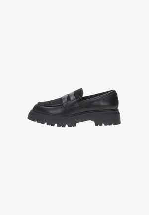 Mocasines de cuero negro con puntera redondeada, una banda frontal texturizada y una suela de goma gruesa y estriada. Diseño elegante y acentos minimalistas.