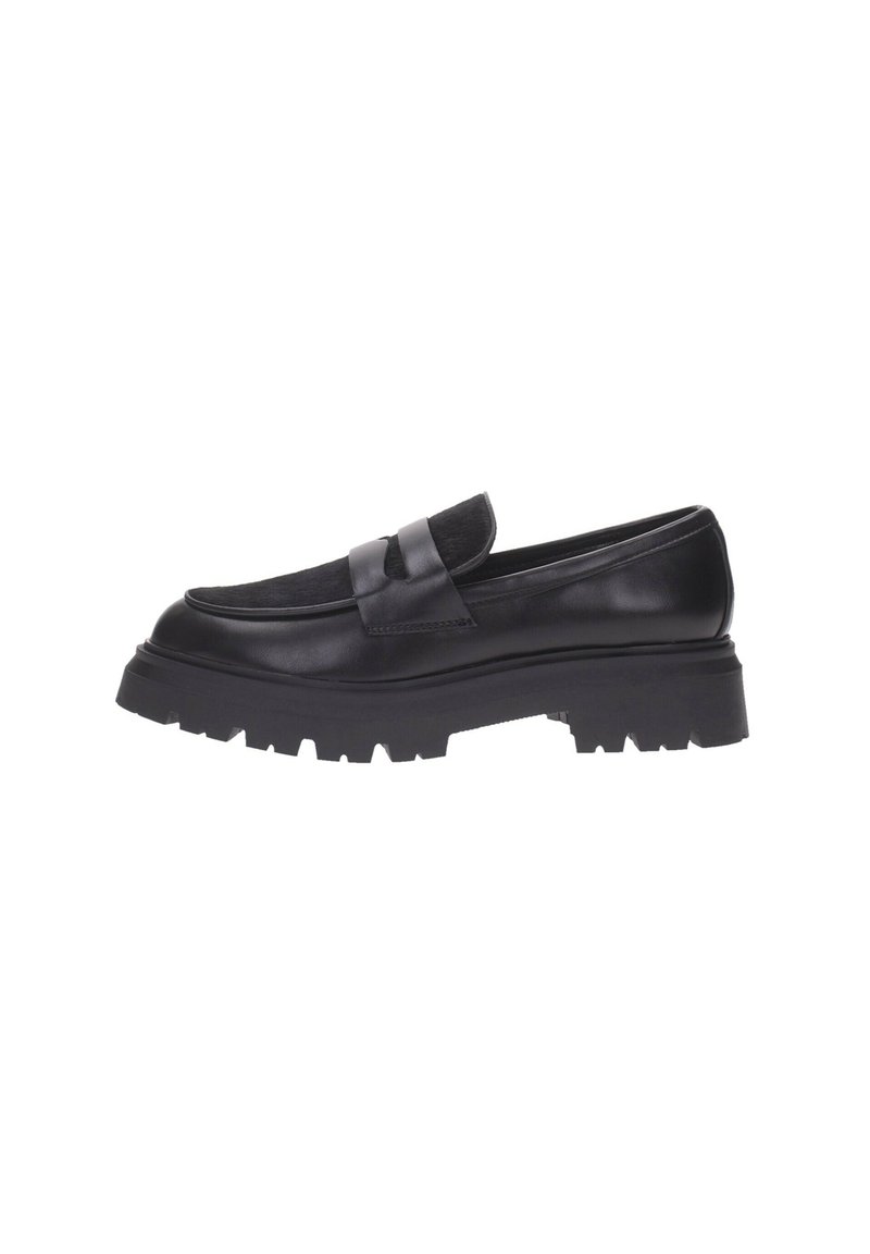 Mocasines de cuero negro con puntera redondeada, una banda frontal texturizada y una suela de goma gruesa y estriada. Diseño elegante y acentos minimalistas.
