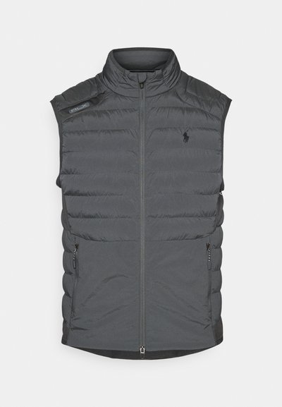 Γκρι γιλέκο πούφερ με ψηλό γιακά, φερμουάρ μπροστά, διακοσμητική τσέπη στον ώμο και πλαϊνές τσέπες; διαθέτει οριζόντια ραφή για υφή και ζεστασιά.