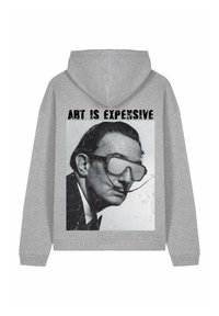 Felpa grigia con cappuccio con una grafica in bianco e nero di un uomo con occhiali e baffi. Testo "L'ARTE È COSTOSA" stampato sopra l'immagine.
