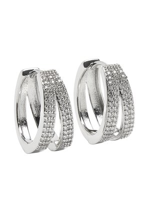 Kolczyki koła w srebrnym odcieniu, z dwoma nakładającymi się rzędami małych, błyszczących kryształków na każdym kolczyku, z zapięciem na zawias.