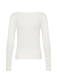Chemise blanche cintrée à manches longues avec un large col bateau et un ourlet droit, vue de face sur un fond uni.