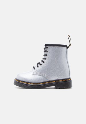 Dr. Martens 1460 8 EYE BOOT UNISEX - Bottes à lacets - silver-coloured/silver-coloured glitter