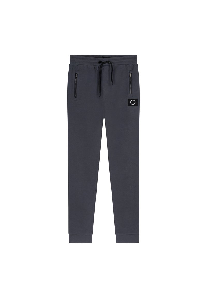 Grå joggebukser med snor i taljen, lynlåslommer på siden, tætsiddende cuffs og et sort lappe-logo på venstre ben. Blødt, komfortabelt stof.