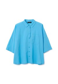 Camisa de botones azul claro con cuello, mangas cortas, un bolsillo en el pecho y textura suave. Presenta botones azules brillantes.