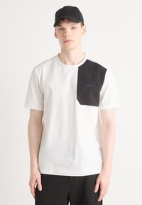 BOSS - TEE GLAMPING - T-shirt con stampa - white Immagine in miniatura 1