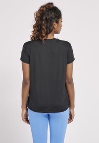 Schwarzes, kurzärmliges Sportoberteil mit Rundhalsausschnitt, aus einem glatten Stoff gefertigt. Besitzt ein minimales Design mit subtilen Schulterakzenten.