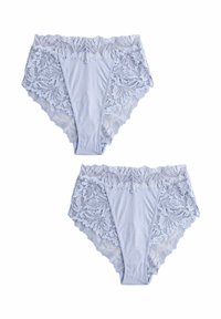 Două lenjerii de damă bleu deschis din dantelă, cu modele florale pe părțile laterale și pe talie, expuse plat pe un fundal alb.