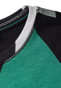 T-Shirt mit einem türkisfarbenen und schwarzen geometrischen Design, das einen grauen Kragen hat. Der Stoff ist glatt mit kontrastierenden Nähdetails.