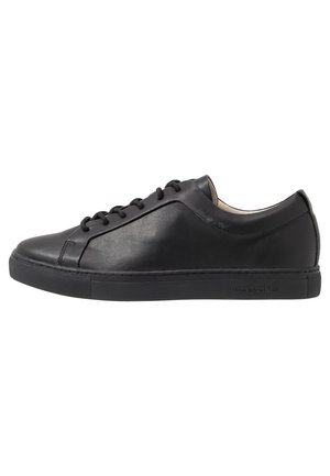 Zwarte lage leren sneaker met zwarte veters en rubberen zool, zijaanzicht op een witte achtergrond.