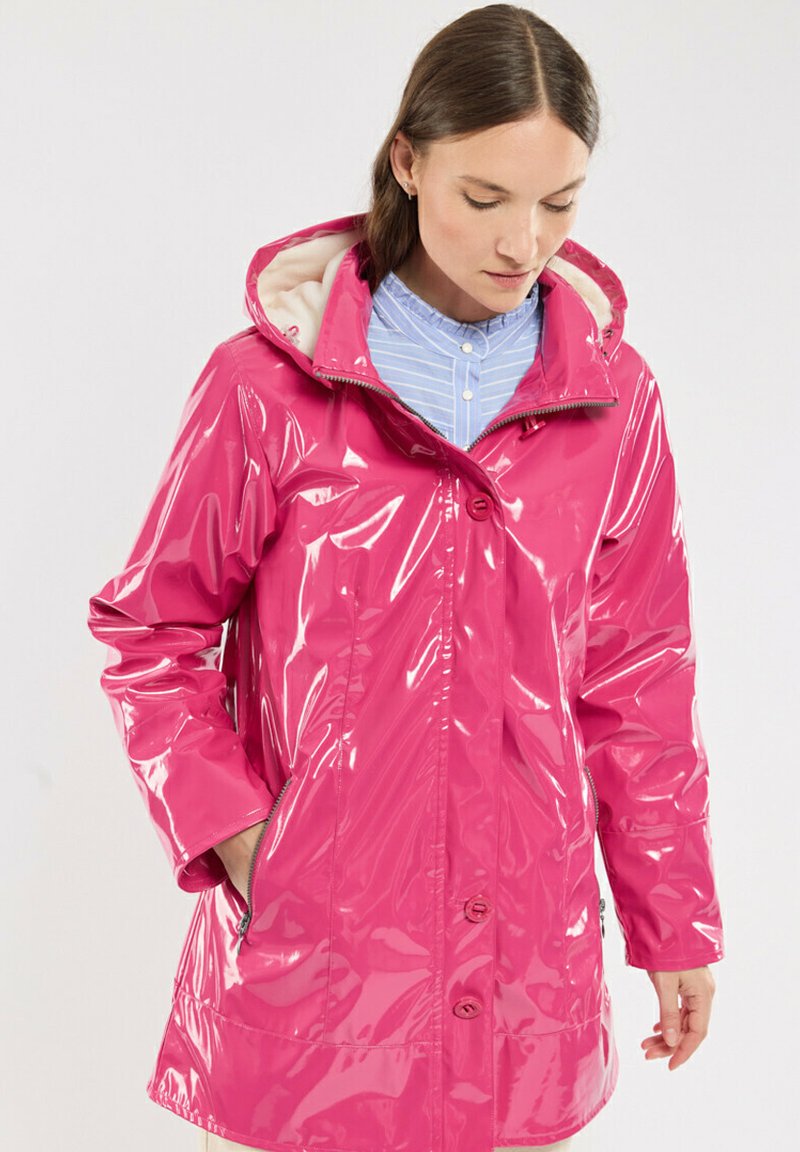 Imperméable rose brillant avec capuche, boutons sur le devant et poches latérales. Présente une texture lisse et est doublé d'un tissu plus léger.
