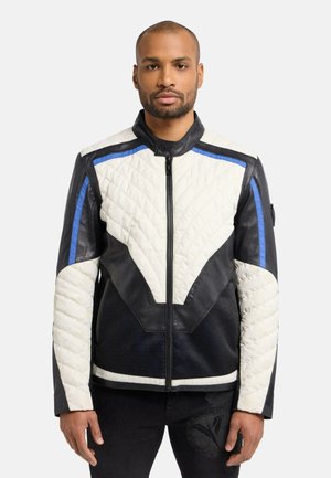 Zwarte en witte gewatteerde leren jas met blauwe accenten, uitgerust met een hoge kraag, een ritssluiting aan de voorkant en getextureerde gaaspanelen.