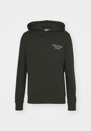 Czarna bluza z kapturem z przednią kieszenią kangurką i małym jasnoniebieskim logo "Calvin Klein Jeans" na górnej lewej części klatki piersiowej.