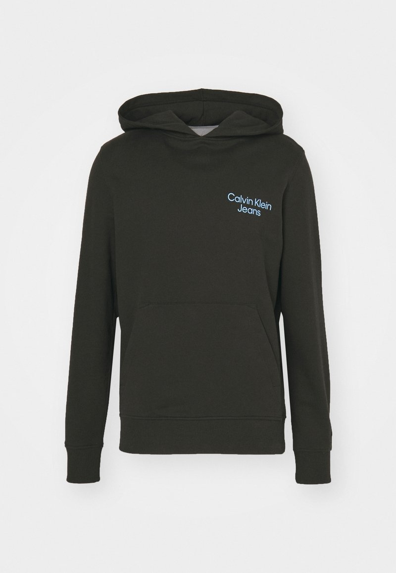 Sweat à capuche noir avec poche kangourou à l'avant et petit logo "Calvin Klein Jeans" bleu clair sur le haut gauche de la poitrine.