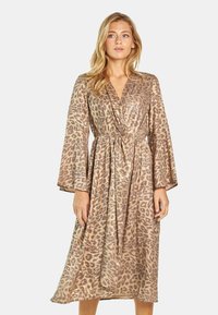 Leopardenmuster Wickelkleid in Beige und Gold, mit langen Glockenärmeln, tailliertem Bund und fließendem Stoff mit glatter Textur.