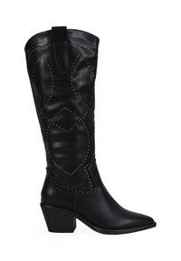 Botas negras de cuero hasta la rodilla con acentos de remaches metálicos y punta afilada. Cuenta con un tirador en la parte superior y un tacón grueso.