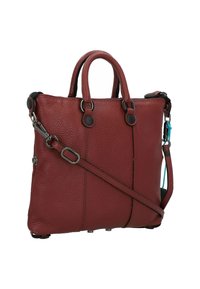 Sac en cuir rouge avec une surface texturée, deux poignées supérieures, une bandoulière réglable et des accents en métal argenté. Fermeture zippée.