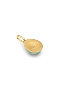 Pendente in oro a forma di uovo con accenti in smalto blu e testo inciso su un lato. Include un piccolo anello per il fissaggio.