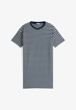 Camiseta de manga corta a rayas en azul marino y blanco, con cuello redondo y un pequeño logo en el pecho. Material de algodón suave y corte regular.