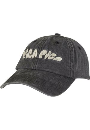 Sort bomulds-baseball cap med buet skygge, der har hvid broderet tekst foran. Har ventilationshuller og en afslappet pasform.