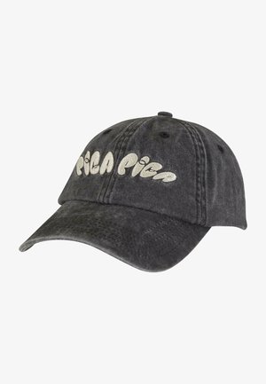 Casquette de baseball en coton noir avec visière courbée, arborant un texte brodé blanc à l'avant. Dispose d'œillets de ventilation et d'une coupe décontractée.