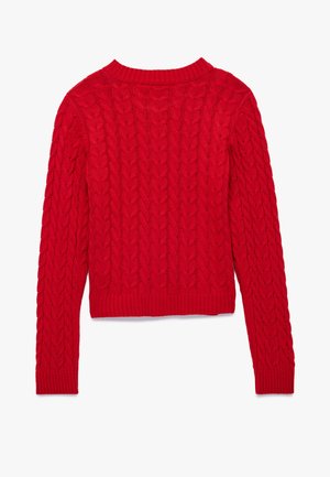 Roter Strickpullover mit Zopfmuster, langen Ärmeln sowie einem gerippten Kragen und Saum. Die Rückansicht zeigt ein strukturiertes Nähdetail.