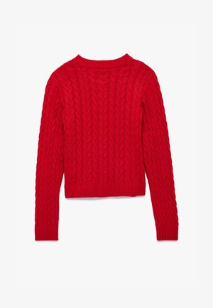 Roter Strickpullover mit Zopfmuster, langen Ärmeln sowie einem gerippten Kragen und Saum. Die Rückansicht zeigt ein strukturiertes Nähdetail.