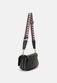 Schwarze Ledertasche mit einem geflochtenen, mehrfarbigen Tragegurt, der entlang der Ränder bunte Stickereien aufweist und auf einer Seite einen Reißverschluss hat.