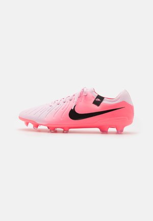 Nike voetbalschoen in een gradiënt roze met zwarte accenten, met een gestructureerde bovenkant, vetersluiting en transparante studs onder de zool.