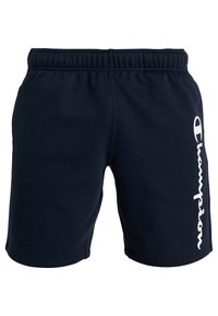 Mörkblå träningsshorts med elastisk midja och vit Champion-logotyp tryckt vertikalt på vänster sida. Slät textur, knälång design.