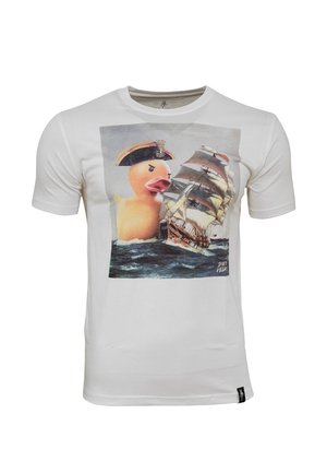 Weißes Baumwoll-T-Shirt mit einem Grafikdesign eines großen Gummiente in einem Kapitänshut neben einem Segelschiff vor einem Wasserhintergrund.