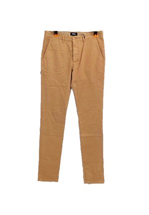 Pantalon slim marron clair avec fermeture bouton et zip, poches avant et passants de ceinture, suspendu avec des pinces orange sur fond blanc.