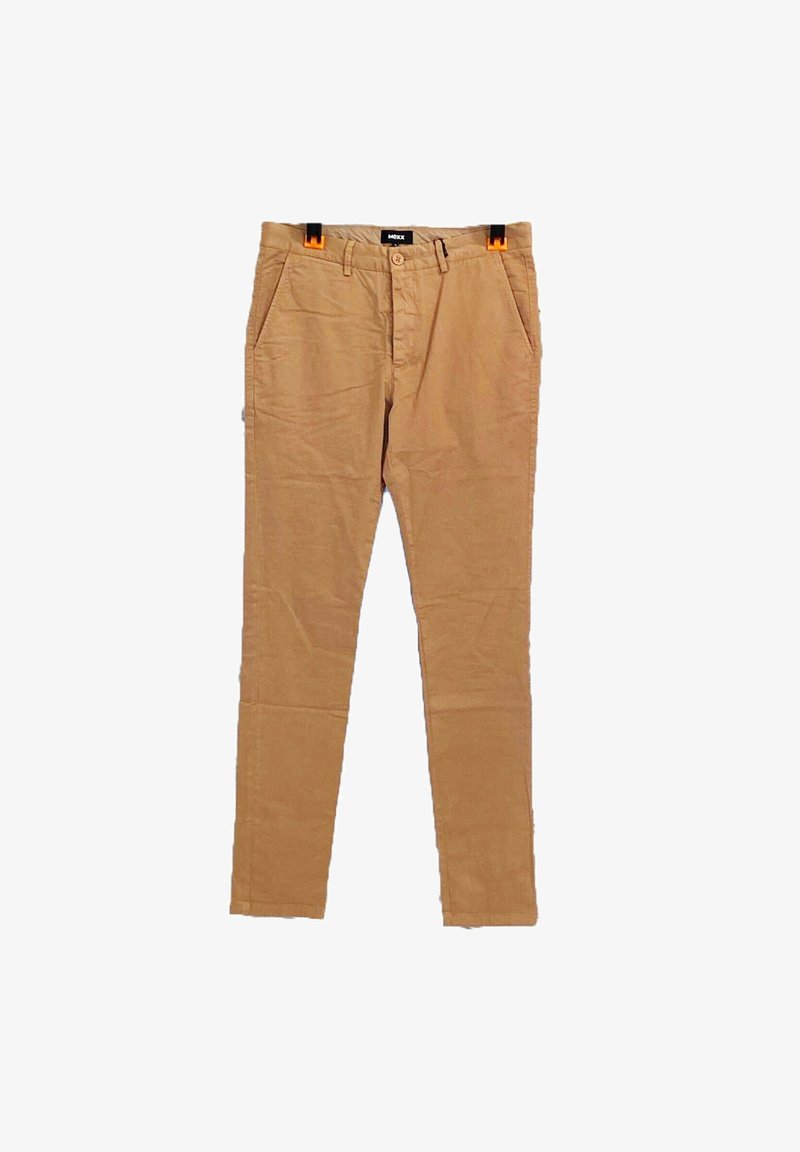 Pantalon slim marron clair avec fermeture bouton et zip, poches avant et passants de ceinture, suspendu avec des pinces orange sur fond blanc.