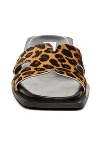 Sandali a scivolo con stampa leopardata, fasce in morbida pelliccia, design aperto sulla punta, soletta in pelle nera e suola piatta e testurizzata.