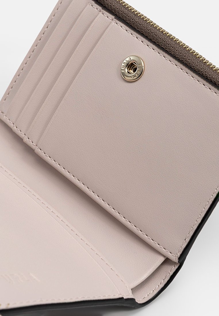 Portafoglio rettangolare con interni in eco-pelle liscia color rosa chiaro, dotato di scomparti per carte di credito e di un comparto con zip, accentuato da hardware dorato.