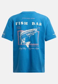 Camiseta de algodón azul con un gran gráfico de pez en la parte posterior, rodeado de un borde a cuadros y detalles en texto. Manga corta, cuello redondo.