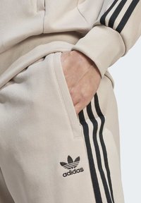 adidas Originals ADICOLOR CLASSICS SUPERSTAR TRACK PANTS - Pantalon de survêtement - beige black