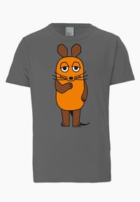 Camiseta gris con un personaje de ratón naranja de dibujos animados, con orejas, patas y cola marrones, que sostiene una pata en su barbilla en una pose pensativa.