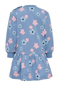 Ljusblå klänning med långa ärmar och blommönster i rosa, blått och svart. Har en rynkad kjol och tryckknappsstängning vid axlarna. Mjuk bomullstyg.