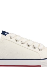 Weiße Leinensneaker mit silbernen Ösen, ausgestattet mit einer Gummisohle und blauen sowie roten Streifen. Die Schnürsenkel sind weiß, und die Ferse hat einen blauen Akzent.