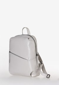 Zaino in pelle grigia con una forma arrotondata, dotato di un compartimento principale con zip e una tasca frontale. Texture liscia con spallacci regolabili.