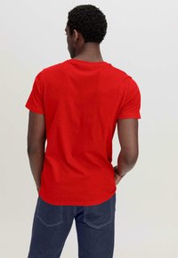 hessnatur REGULAR  - T-shirt basic - rot