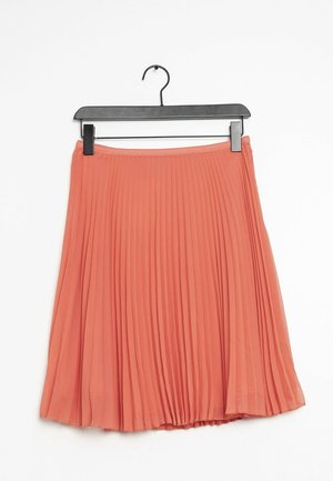 Pleated skirt in coral, made of lightweight fabric. Features a fitted waistband and falls to mid-calf length, with uniform pleats throughout.