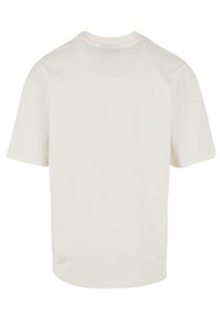 Hvid bomulds T-shirt med korte ærmer, en rund halsudskæring og et enkelt design. Bagsiden har diskrete syninger.