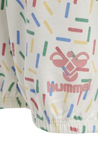 Bomuldsshorts med hvid baggrund, prydet med et farverigt sprøjtet mønster i blå, gul, grøn og rød. Hummel-logo i pink ved kanten.