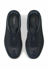 Marineblauwe sneakers met een gladde leren bovenkant, textuuraccenten, ronde neus, vetersluiting en een gevoerde binnenzool. Minimalistisch ontwerp.